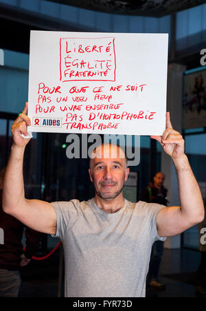 Paris, France, ONG SIDA AIDES activistes, Français Homme tenant des signes de protestation contre la discrimination, homophobie, slogans de justice sociale Banque D'Images