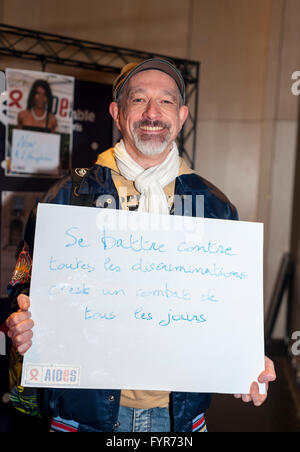 Paris, France, le SIDA AIDES D'ONG militantes, tenant pancartes contre la discrimination, l'homophobie Banque D'Images