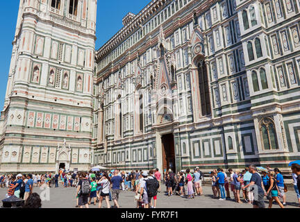 Les touristes faisant la queue pour entrer Il Duomo di Firenze achevé en 1436 Florence Toscane Italie Europe Banque D'Images