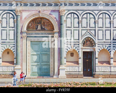 Décoration sur façade de 15e siècle Basilica di Santa Maria Novella Florence Toscane Italie Europe Banque D'Images