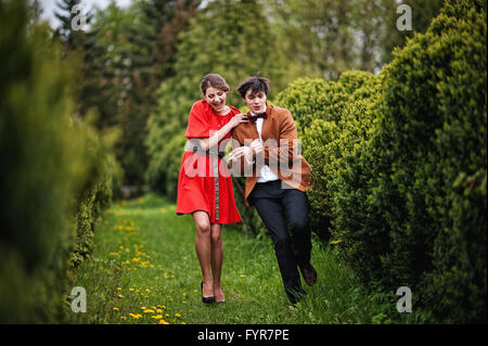 Jeune beau couple dans le parc Banque D'Images