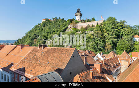 Vue urbaine avec la montagne Schlossberg ou la colline du château avec de vieux tour de l'horloge Uhrturm à Graz, en Autriche. Une partie de l'UNESCO World herit Banque D'Images