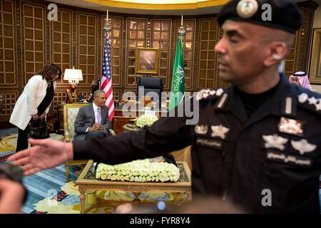 Une garde royale bloque la vue des caméras en tant que président américain Barack Obama rencontre le roi d'Arabie saoudite à Salman Erga Palace 20 avril 2016 à Riyad, en Arabie Saoudite. Banque D'Images