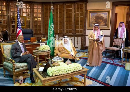 Président américain Barack Obama rencontre le roi d'Arabie saoudite à Salman Erga Palace 20 avril 2016 à Riyad, en Arabie Saoudite. Banque D'Images