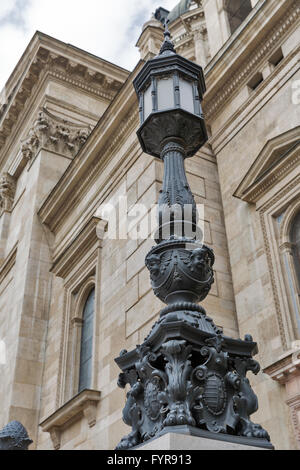 Budapest Basilique de Saint Stephen sur une journée nuageuse, la Hongrie. C'est une basilique catholique romaine construite en style néo-classique. Banque D'Images