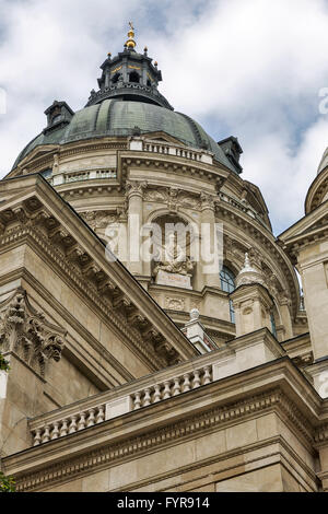 Budapest Basilique de Saint Stephen sur une journée nuageuse, la Hongrie. C'est une basilique catholique romaine construite en style néo-classique. Banque D'Images