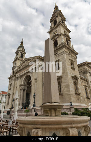 Budapest Basilique de Saint Stephen sur une journée nuageuse, la Hongrie. C'est une basilique catholique romaine construite en style néo-classique. Banque D'Images