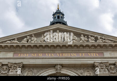 Budapest Basilique de Saint Stephen sur une journée nuageuse, la Hongrie. C'est une basilique catholique romaine construite en style néo-classique. Inscrivez-o Banque D'Images