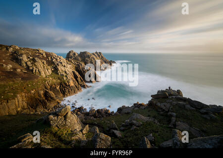 Une vue de la falaise à Treen à Cornwall. Banque D'Images