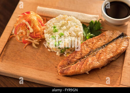 Saumon grillé avec du riz Banque D'Images