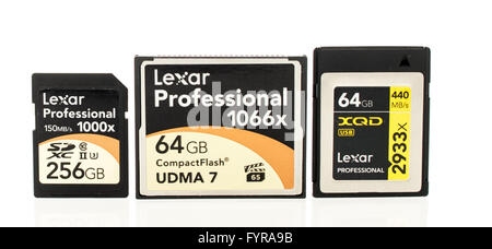 Winneconne, WI - 3 déc 2015 : série de cartes mémoire Lexar Professional SDXC offrant, CompactFlash et XQD. Banque D'Images