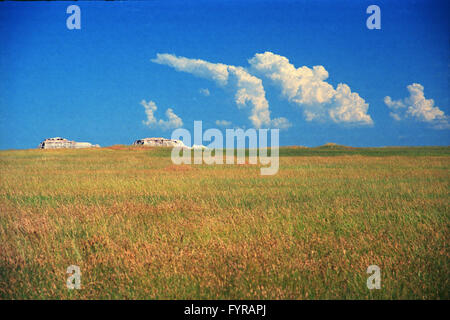 Grade 1 : les nuages se déplacer dans plus de l'herbe à plaines Badlands National Park (Dakota du Sud) Banque D'Images