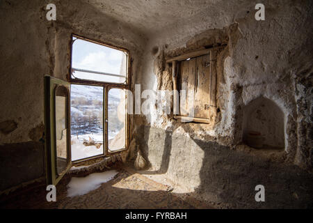 Intérieur de la maisons en pierre famouse Kandovan village sur l'ouest-nord de l'Iran Banque D'Images