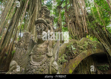 Célèbre dragon bridge à Monkey Forest Sanctuary à Ubud, Bali, Indonésie Banque D'Images