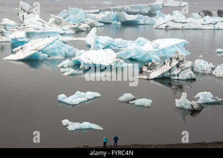 Les icebergs bleu Jökulsárlón,est un grand lac glaciaire dans le sud-est de l'Islande, au bord de Le parc national du Vatnajökull Banque D'Images