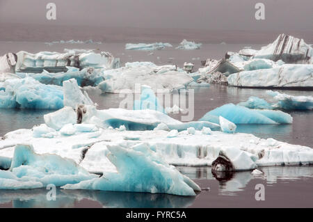 Les icebergs bleu Jökulsárlón,est un grand lac glaciaire dans le sud-est de l'Islande, au bord de Le parc national du Vatnajökull Banque D'Images