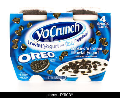 Winneconni, WI - 13 juin 2015 : Paquet de YoCrunch yogourt qui contient de l'Oreo. Banque D'Images