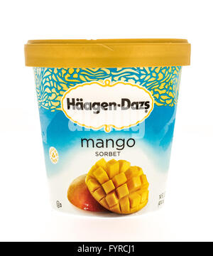 Winneconni, WI - 29 juin 2015 : contenant de crème glace Haagen-Dazs dans sorbet mangue saveur. Banque D'Images