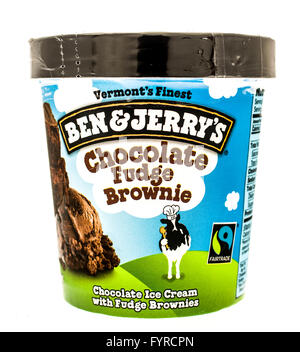 Winneconni, WI - 19 juillet 2015 : contenant de la glace Ben & Jerry's chocolate fudge brownie en saveur. Banque D'Images