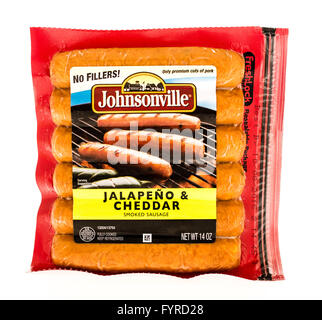 Winneconne, WI - 7 août 2015 : Paquet de Johnsonville saucisse fumée à saveur de cheddar et piment. Banque D'Images