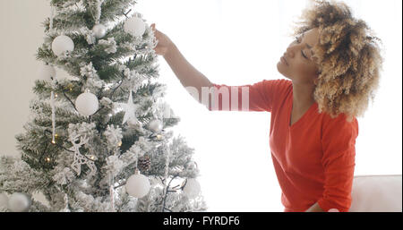 Belle femme africaine décoration de l'arbre de Noël Banque D'Images