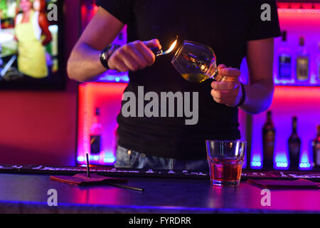 Prendre un cocktail au bar Banque D'Images