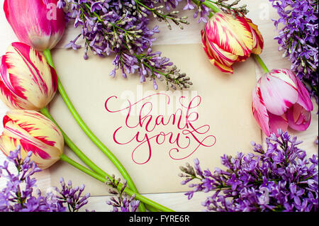 Beau cadre de lilas et tulipes pour carte de vœux avec des mots merci Banque D'Images