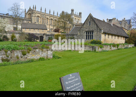 Christ Church War Memorial Garden & signe, avec la Cathédrale de Christchurch, derrière l'Université d'Oxford, Oxford, Angleterre Banque D'Images