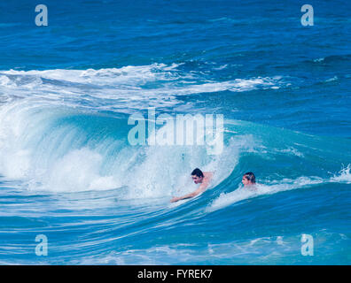 Vagues puissantes pause à Lumahai Beach, Kauai Banque D'Images