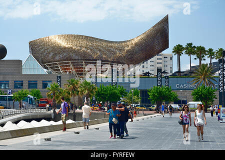 Ce poisson rouge, par Frank Gehry, est devenu un des symboles de la période post-olympique de Barcelone, Catalogne, Espagne, Europe Banque D'Images