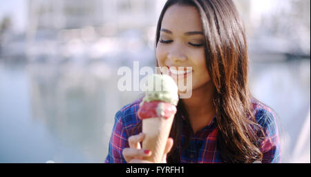 Girl Eating une délicieuse crème glacée Banque D'Images