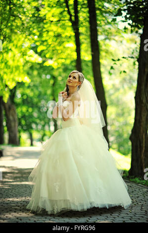 Happy bride sur le parc Banque D'Images