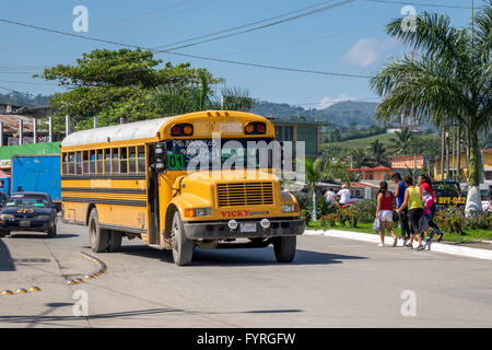 Ancien autobus scolaire jaune nord-américain utilisé comme transport public à Santo Tomas de Castilla Guatemala Banque D'Images