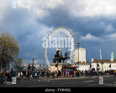 Statue de Boudicca et ses filles dans un char, Victoria Embankment, Westminster, London SW1 et du London Eye avec les nuages Banque D'Images