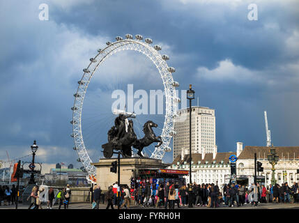 Statue de Boudicca et ses filles dans un char, Victoria Embankment, Westminster, London SW1 et du London Eye avec les nuages Banque D'Images