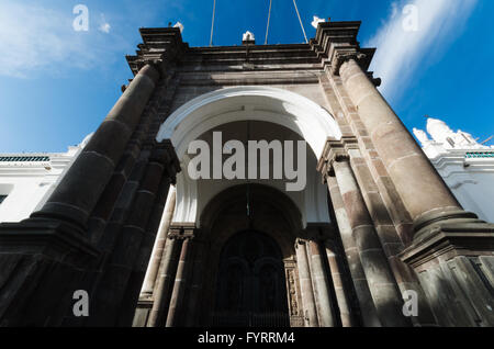 Archway historique et porte principale de la cathédrale de la ville de Quito Banque D'Images