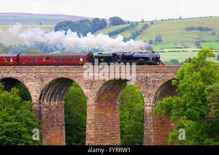 S'installer à Carlisle Railway Line. Le train à vapeur de la Sherwood Forester. Beck sec Viaduc, Armathwaite, Eden Valley, Cumbria, Angleterre Banque D'Images