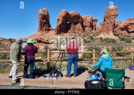 Usa, Utah, Arches national park, 2014-10-13 : groupe de peintres amateurs en face de formation de grès 'parade des éléphants" Banque D'Images