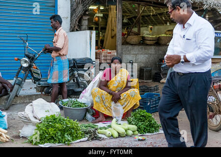 Dame indienne essaie de vendre des légumes sur le côté de la route de Chennai, Villupuram, Tamil Nadu, Inde Banque D'Images