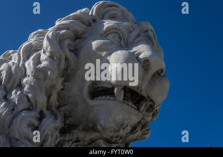 Sculpture en béton d'un lion. Banque D'Images