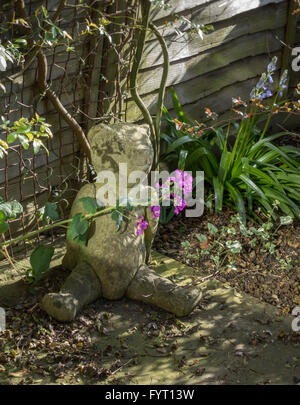 Modèle concret d'un ours avec ornement de jardin plantes Fleurs Banque D'Images