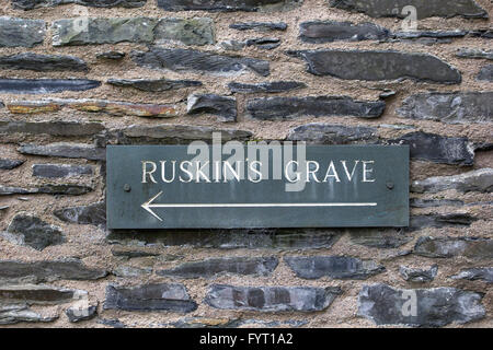 Tombe de critique d'art John Ruskin à Coniston Churchyard, Lake District / Cumbria Banque D'Images