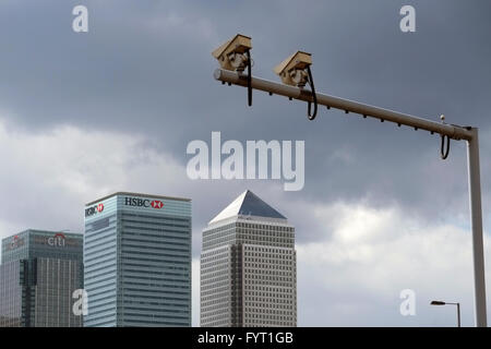 La caméra de surveillance donnant sur Canary Wharf, London, England, UK. Banque D'Images