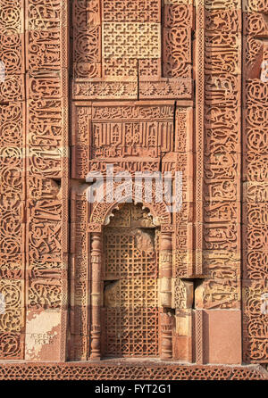 Murs sculptés de Qutub Minar complex, Delhi, Inde Banque D'Images