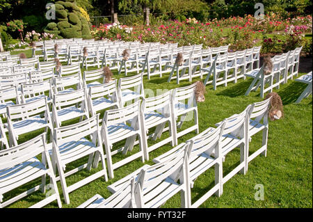 Des rangées de chaises à Woodland Park Rose Garden Banque D'Images