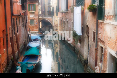 Chambres donnant sur un canal à Venise Italie Banque D'Images