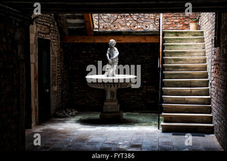 Fontaine en pierre avec chérubin statue dans une cour privée, Venise Italie Banque D'Images