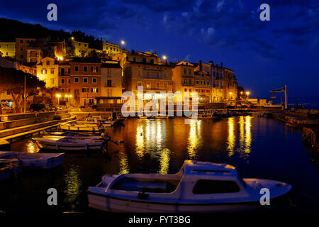 Le petit port de Moscenicka Draga, Istrie, Croatie, la nuit Banque D'Images