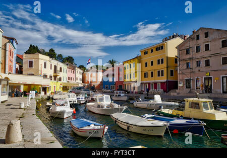 Bateaux amarrés dans le petit port de Veli Losinj, Croatie Banque D'Images