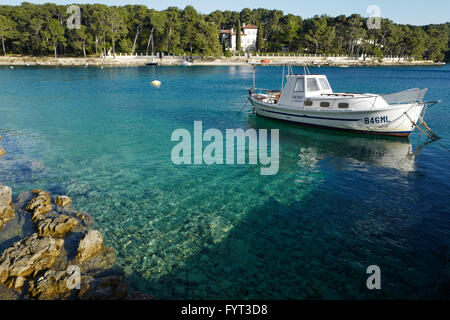 La mer bleu cristal à la baie de Cikat, Losinj, Croatie Banque D'Images